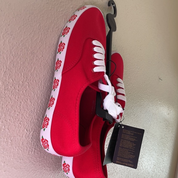 NWT🌹 low tennis shoes w/roses lining the bottom - Picture 4 of 6